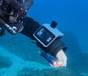 Ocean Plan潛水電腦，使用創新的磁吸式觸點(pogo pin)充電方案，可潛至水下200米！